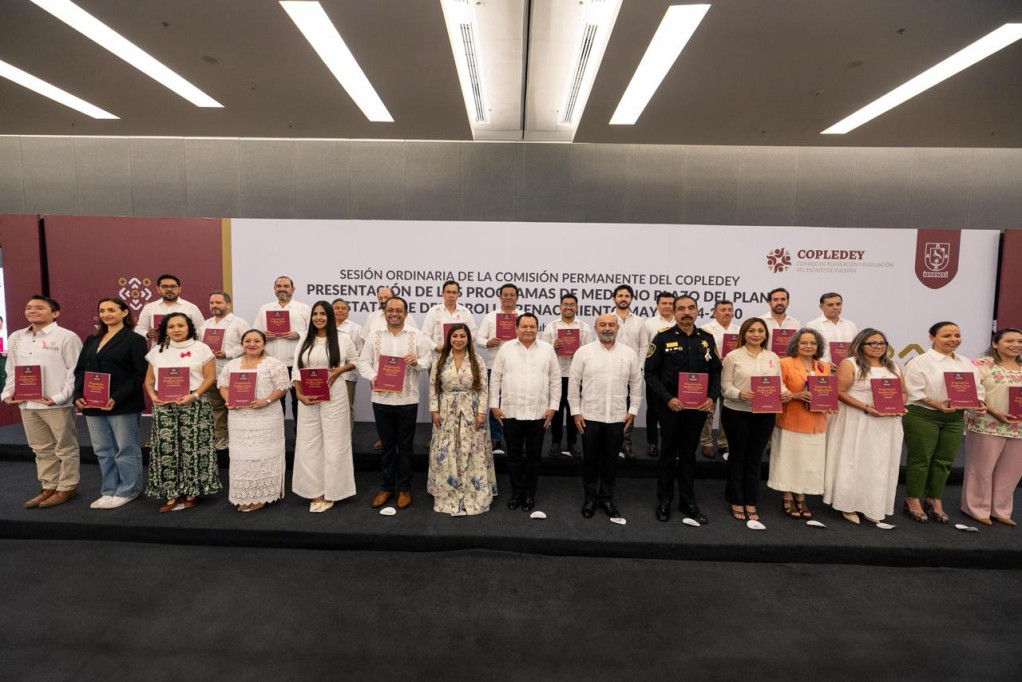 A un año de gobierno, Díaz Mena presentó agenda de proyectos a mediano plazo.