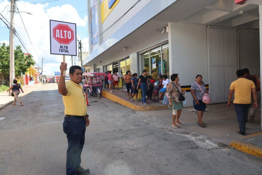 “Incendio” en Coppel Tizimín provoca evacuación de clientes y personal “Incendio” en Coppel Tizimín provoca evacuación de clientes y personal
