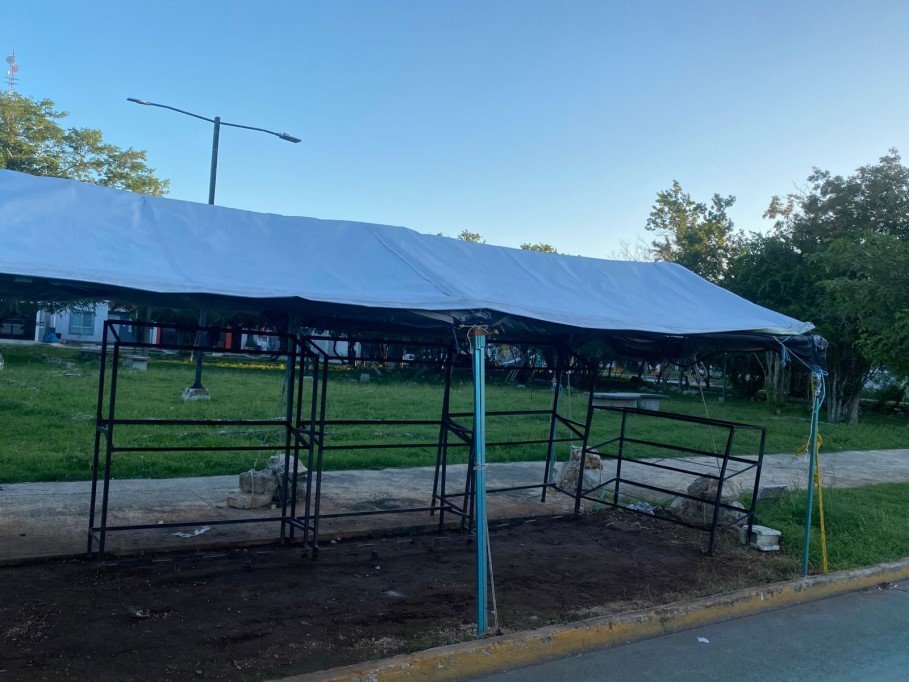 Refuerza Ayuntamiento de Mérida el orden en la vía pública, con retiro de puestos sin permiso. Refuerza Ayuntamiento de Mérida el orden en la vía pública, con retiro de puestos sin permiso.