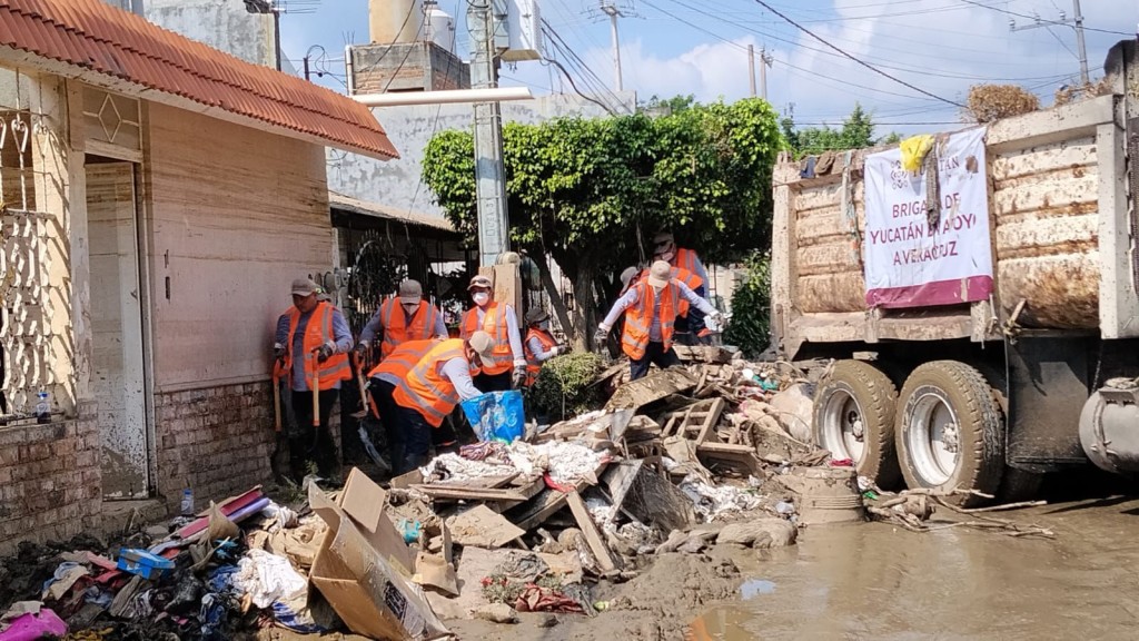 Ya en operación brigada yucateca que auxilia a comunidades afectadas en Veracruz Ya en operación brigada yucateca que auxilia a comunidades afectadas en Veracruz