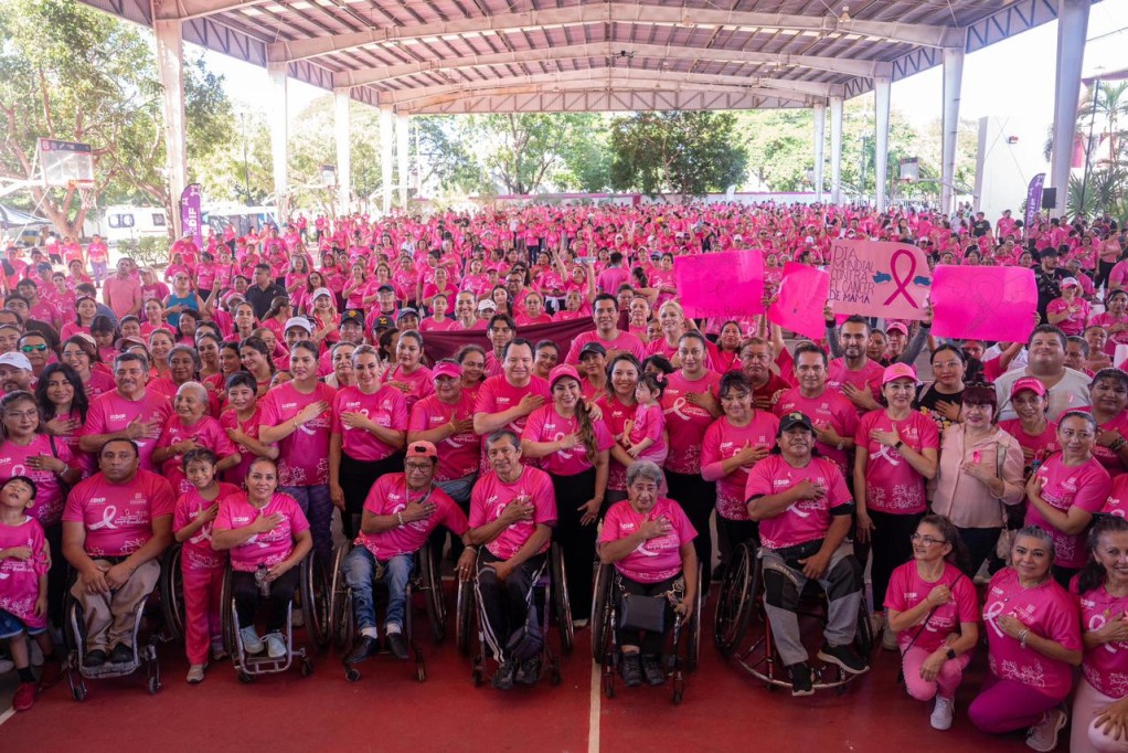 Participan más de dos mil yucatecos en macroclase de activación física para prevenir cáncer de mama Participan más de dos mil yucatecos en macroclase de activación física para prevenir cáncer de mama