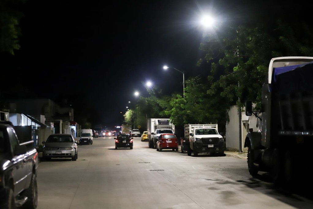 Mejoran iluminación en más colonias de Mérida, con nuevas luminarias LED Mejoran iluminación en más colonias de Mérida, con nuevas luminarias LED