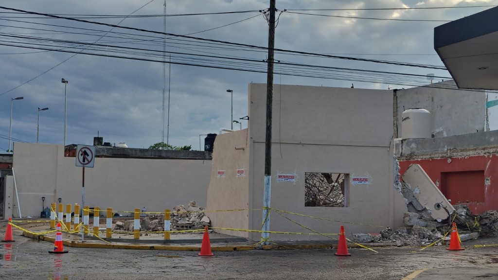 Muro demolido cae sobre un auto estacionado en el centro de Tizimín