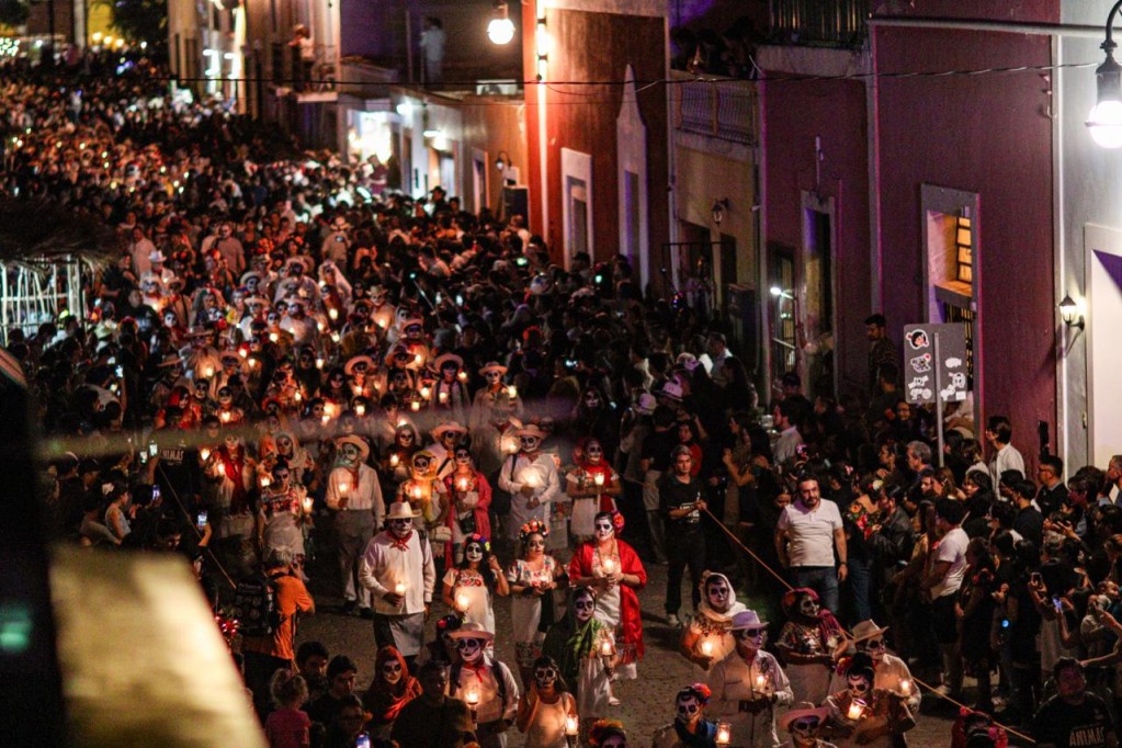 Paseo de las Ánimas de Mérida atrae a más de 90 mil asistentes y consolida la tradición de Día de Muertos Paseo de las Ánimas de Mérida atrae a más de 90 mil asistentes y consolida la tradición de Día de Muertos