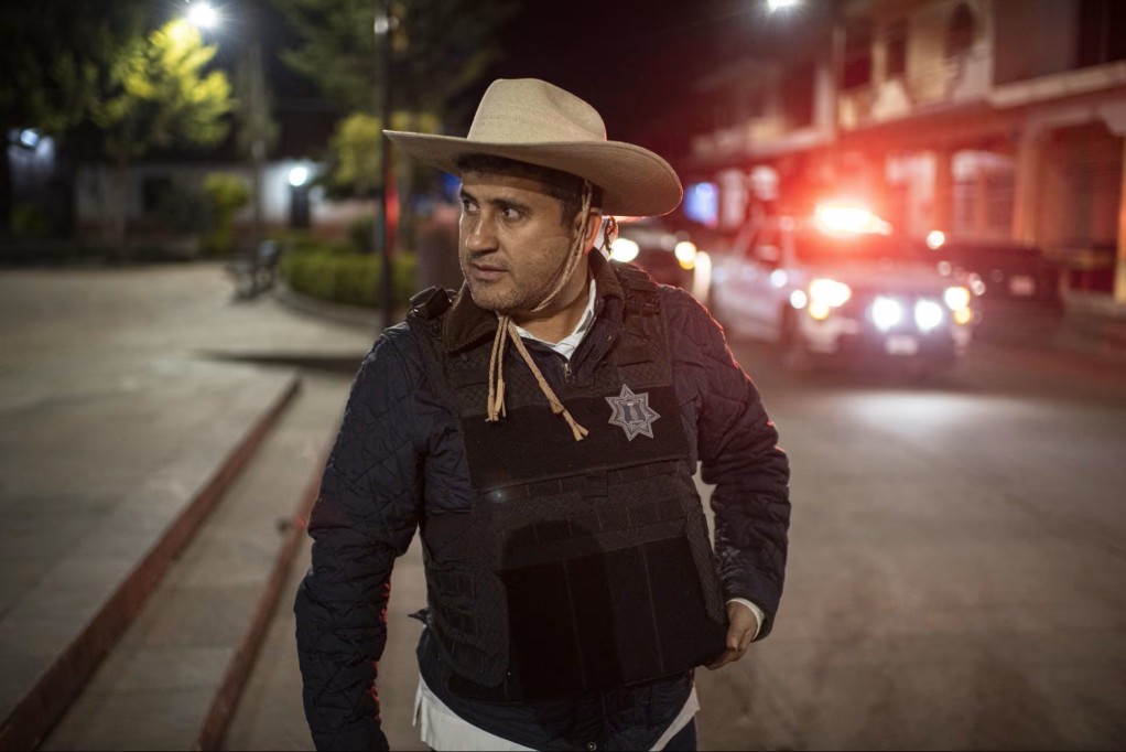 Asesinan a Carlos Manzo, alcalde de Uruapan, en pleno evento de Día de Muertos.