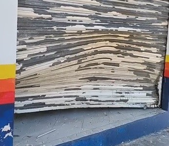 Amanece con daños la entrada de un negocio en el centro de Tizimín