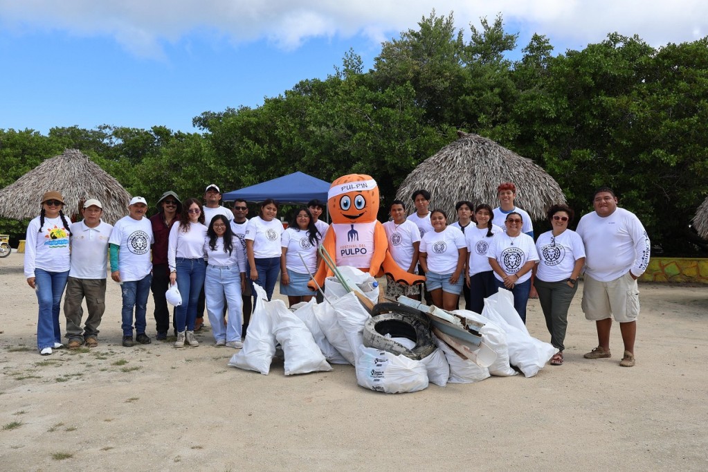 Recolectan más de 87 kilos de residuos en jornada de limpieza en balneario Chiquilá, Río Lagartos