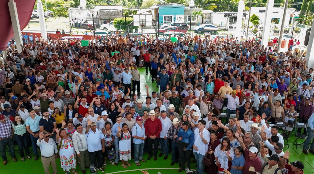 Gobernador entrega $20 millones para rehabilitación de vías rurales y apoya huertos familiares en Espita