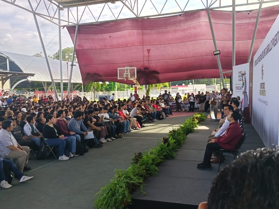 Los estudiantes de la UADY fueron los primeros en recibir la tarjeta Felipe Carrillo Puerto