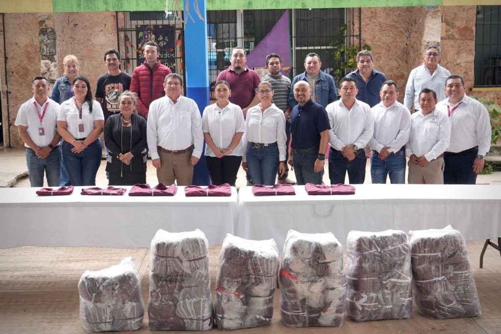 Distribuyen más de 10 mil chamarras escolares en Yucatán, como parte del programa bienestar en tu escuela