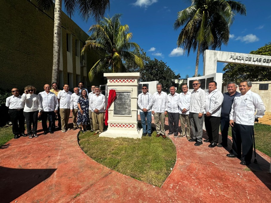 Develan estela conmemorativa de la Sociedad de Exalumnos de Ingeniería de la UADY
