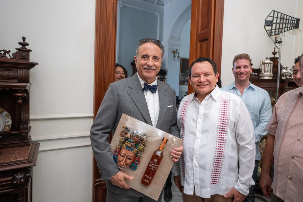 Gobernador Díaz Mena visita set de grabación de “Pedro Pan” y dialoga con Andy García