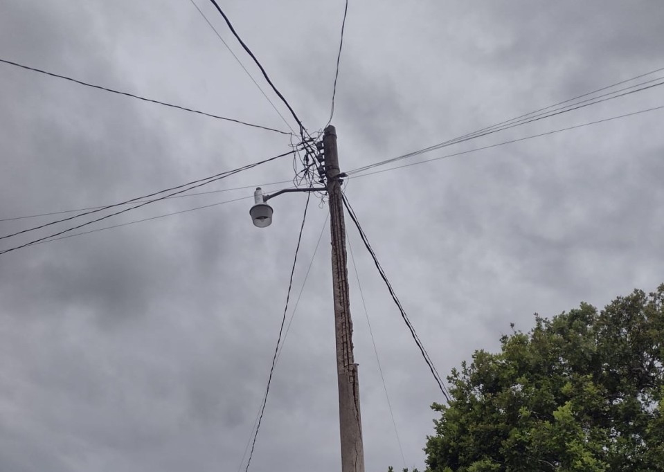 Piden a CFE reemplazo de postes en mal estado, en Loche