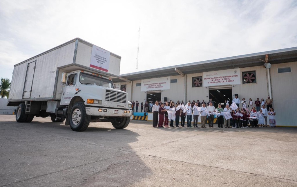 Gobernador Díaz Mena impulsa calidad educativa con entrega de mobiliario escolar en 86 municipios