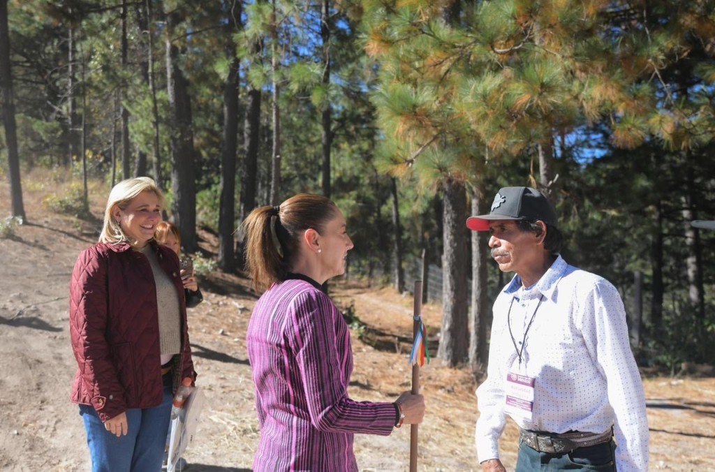 Firma presidenta Claudia Sheinbaum restitución de tierras, inaugura Centro Libre para mujeres y conversa con jóvenes en gira por Chihuahua