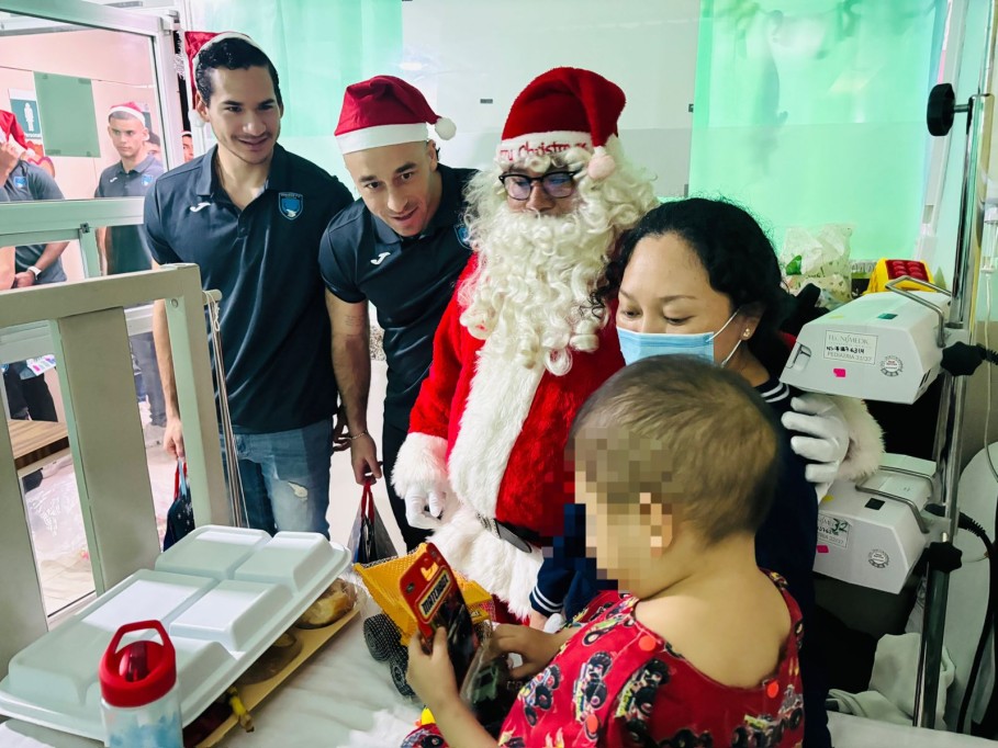 En UMAE del IMSS Yucatán jugadores del equipo de fútbol Venados FC entregan juguetes a niñas y niños