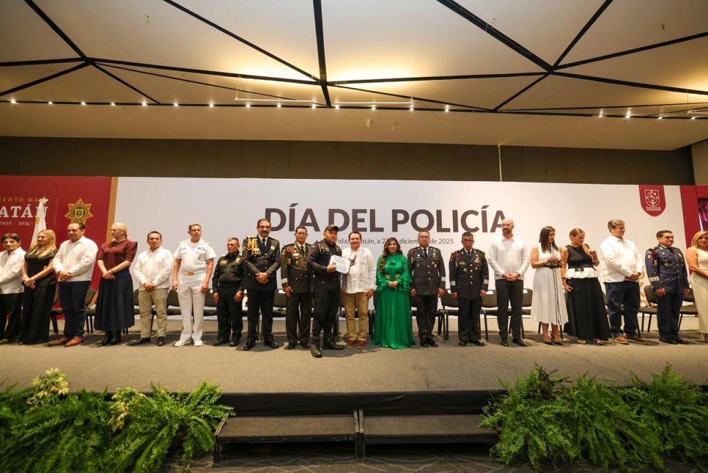 Gobernador Joaquín Díaz Mena reconoce a elementos de la SSP por años de servicio y méritos
