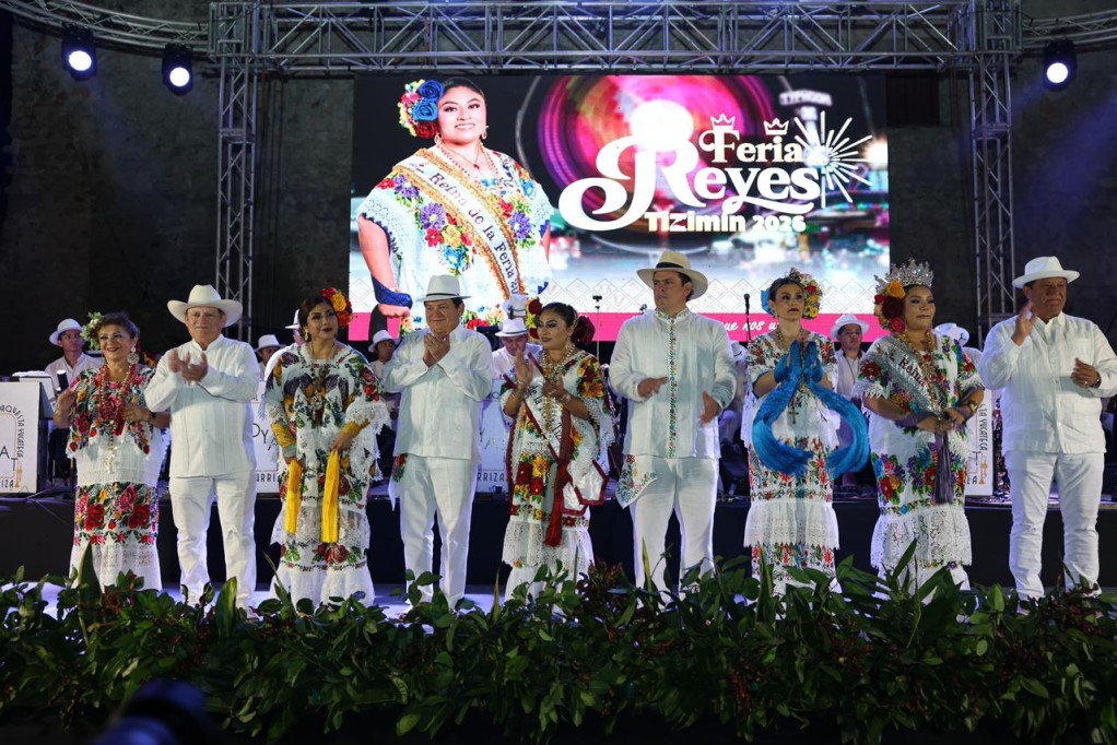Gobernador encabeza coronación de la Reina de la “Feria de Reyes” Tizimín 2026