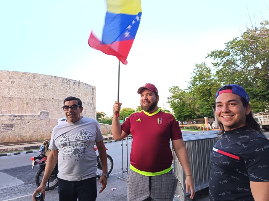 Festejan venezolanos en Mérida caída de Maduro.