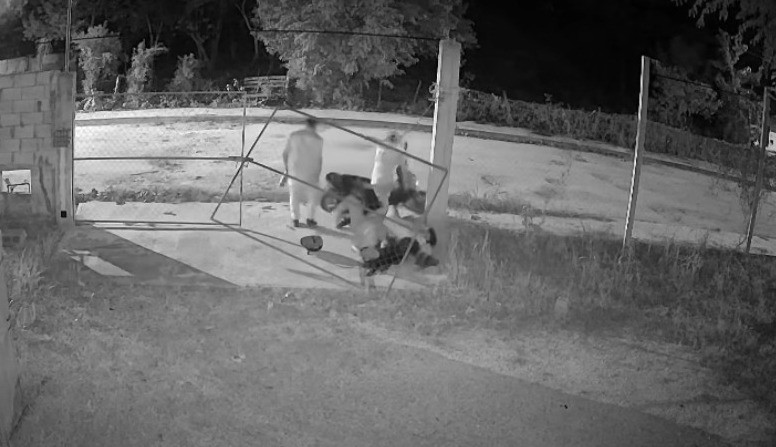 Iban 4 personas adultas en una moto y chocaron, en Tizimín