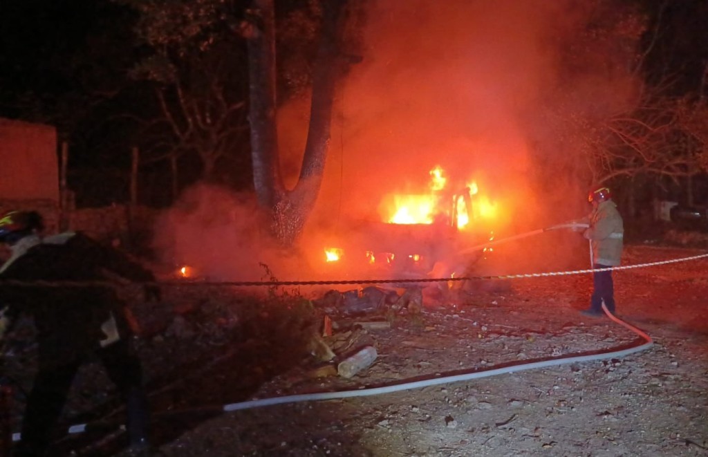 Por quemar basura, se incendia un vehículo en Tizimín