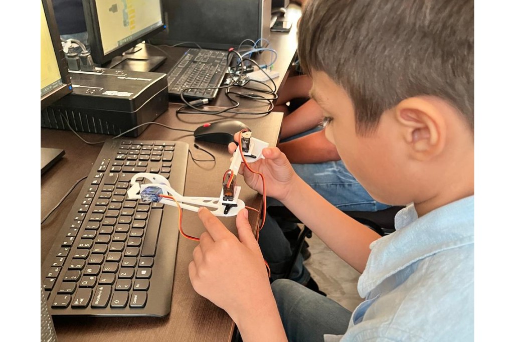 Invitan a niñas, niños y adolescentes al Taller de Robótica de la UADY