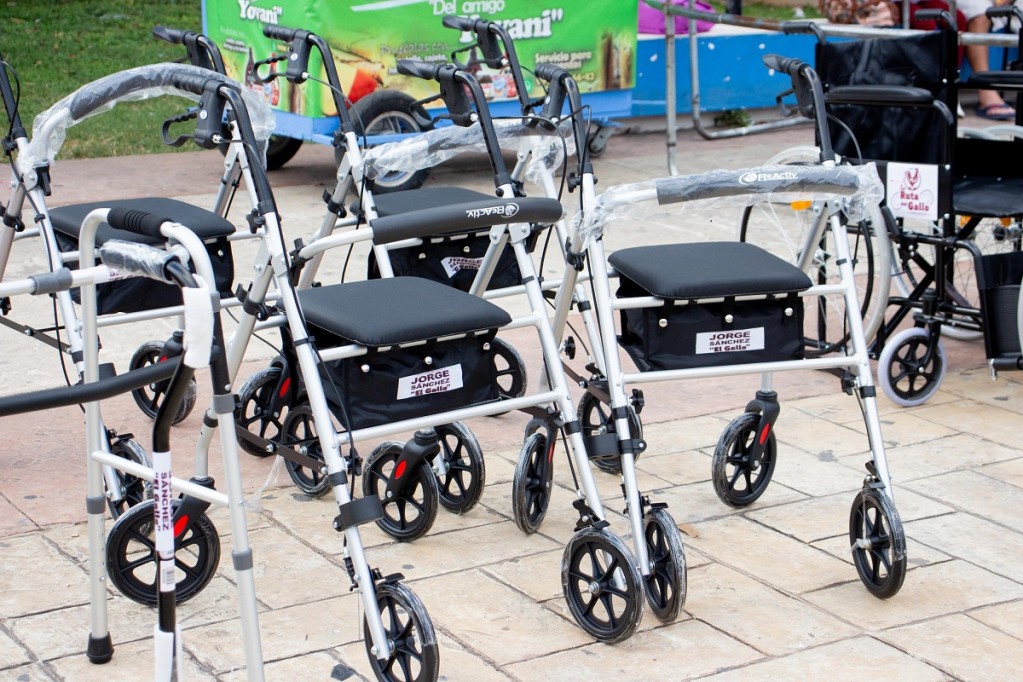 Entregan aparatos de movilidad en Motul
