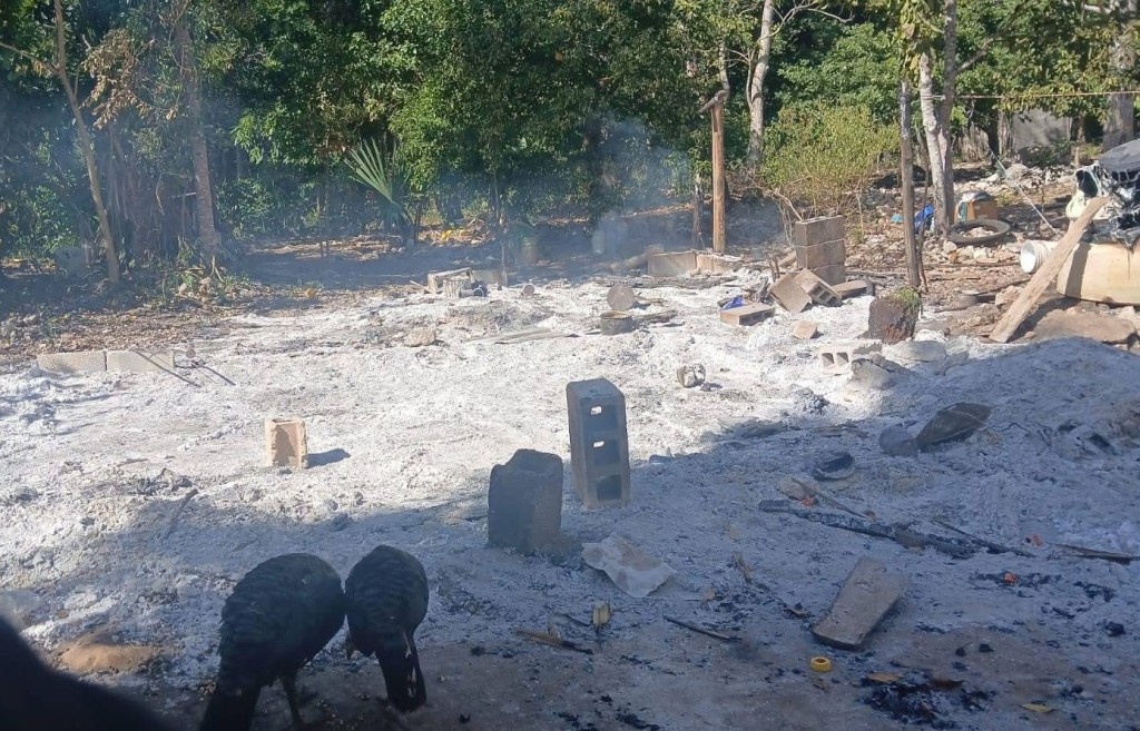 Pareja de abuelitos pierden todo tras fuerte incendio de su vivienda en Xmakulan, comisaría de Tizimín