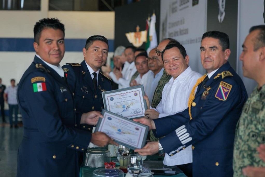 Gobernador preside el CXI aniversario de la Fuerza Aérea Mexicana