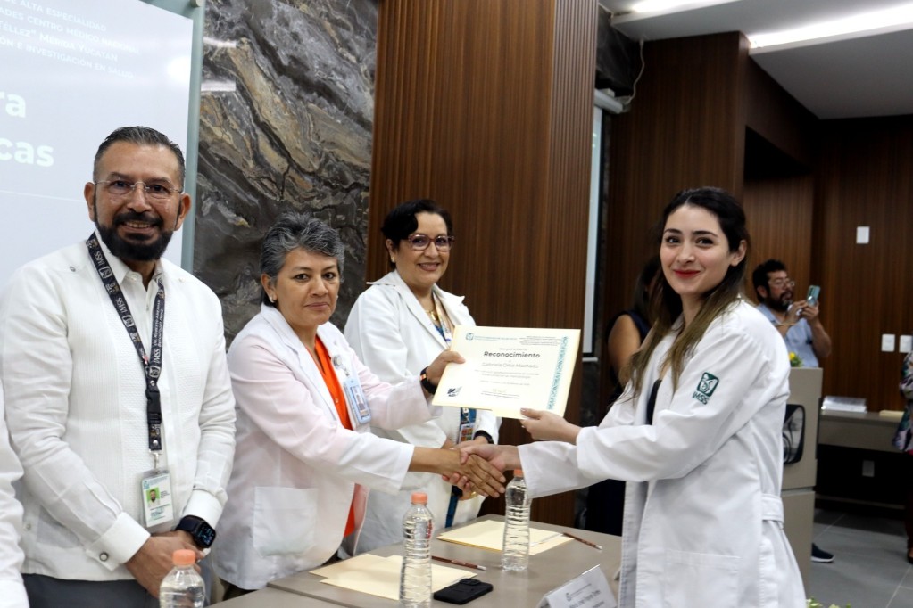 Se gradúan en UMAE Mérida 45 nuevos especialistas, para salvar más vidas