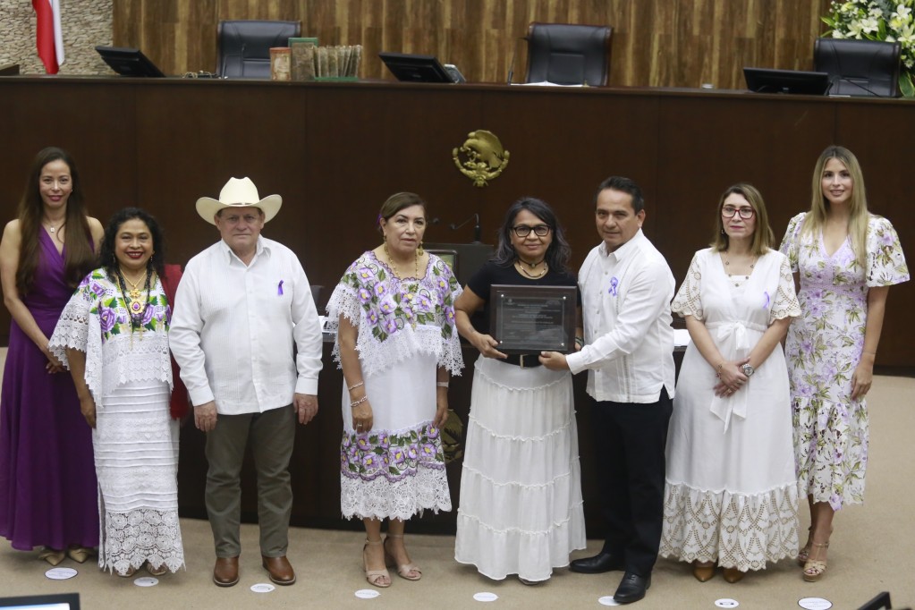 Recibe Patricia Margarita Martín Morales reconocimiento “Consuelo Zavala Castillo”