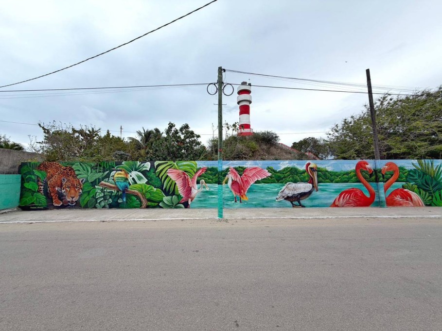 Se luce mural de 43 metros en calle principal de El Cuyo