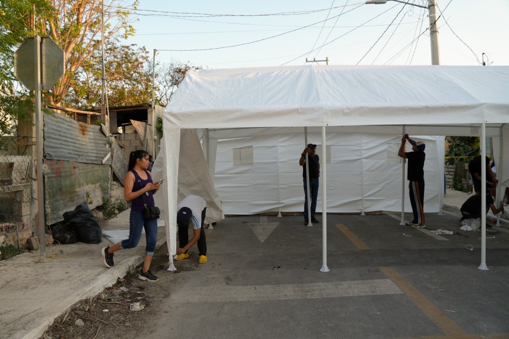 Brinda atención integral Gobierno del Estado a afectados por incendio en Dzununcán