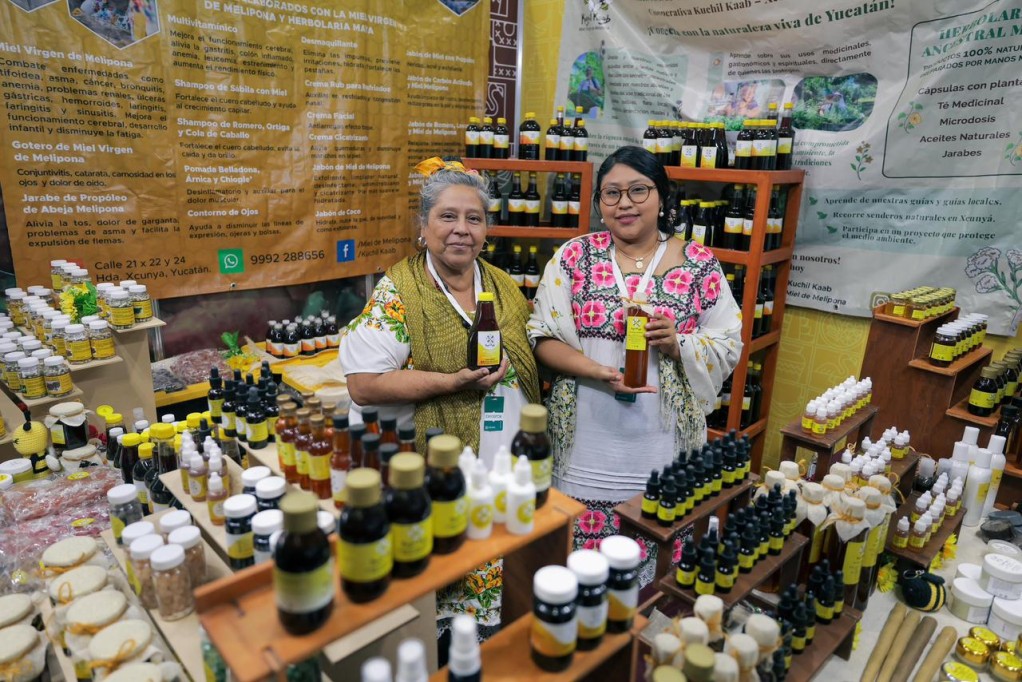 Presentes artesanías de 45 municipios en Semana de Yucatán en México
