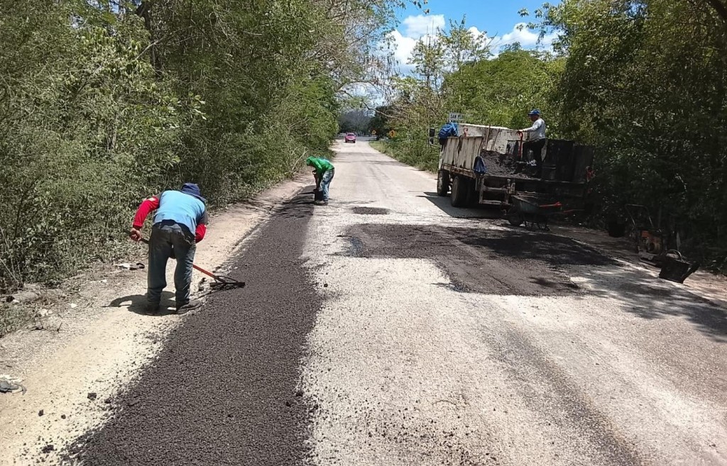 Avanzan trabajos de bacheo hacia la carretera a Tixcancal
