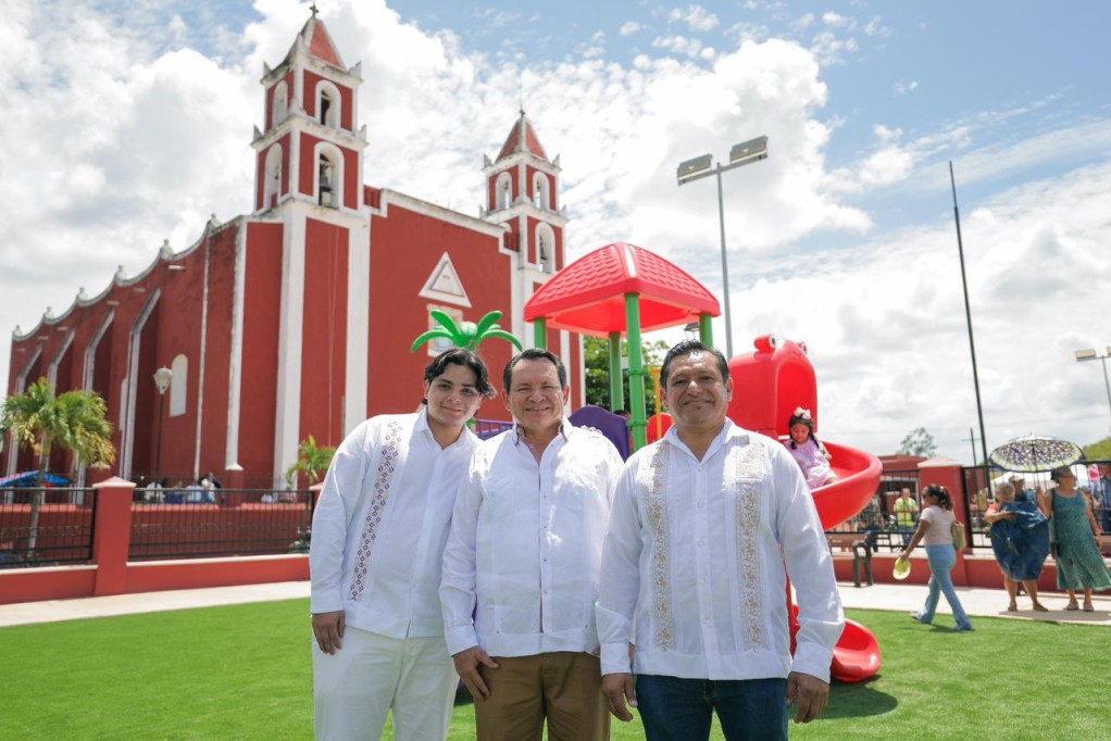 Entrega gobernador parques rehabilitados para las familias de Baca