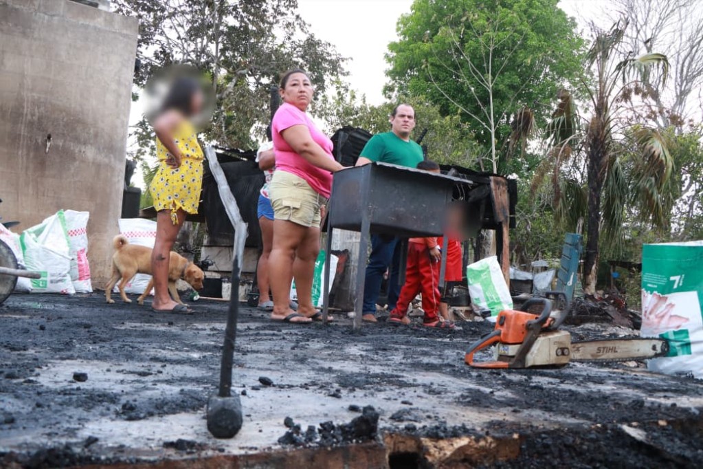Llega apoyo oficial a familia de Tizimín, pierde su vivienda en incendio