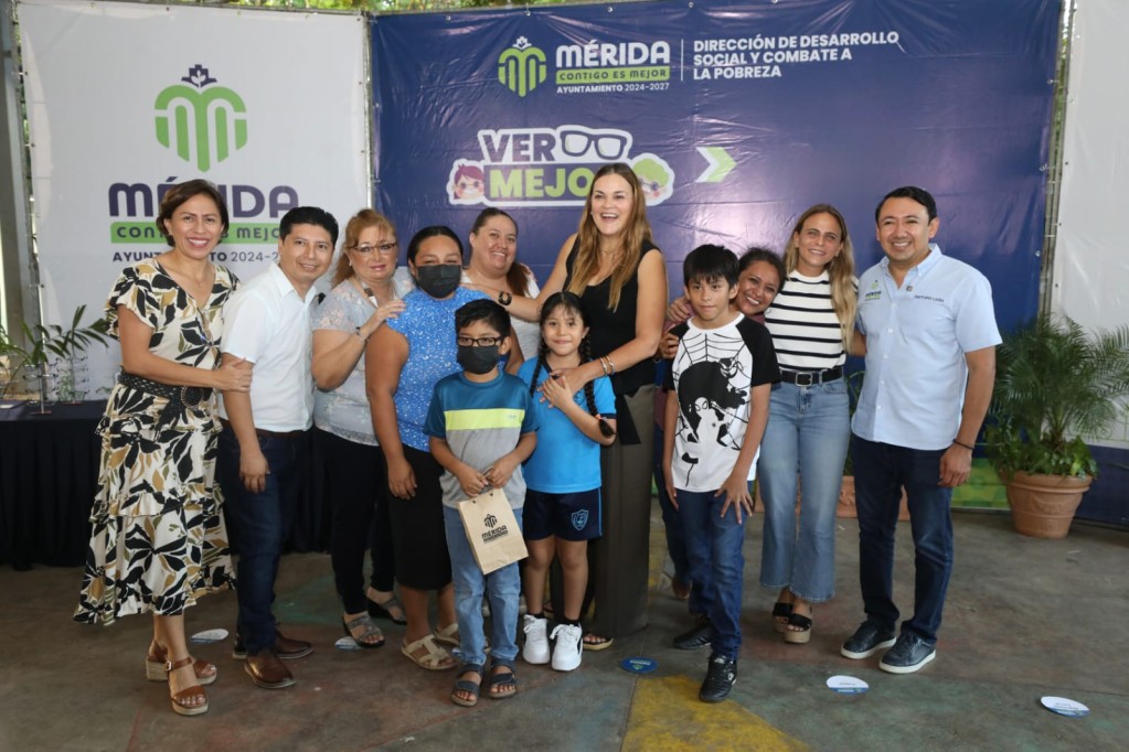 Apoya Cecilia Patrón la economía de más de 8 mil familias, con lentes gratuitos