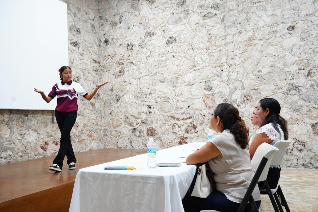 Exponen voz, talento y reflexión juvenil en concurso de oratoria 2026, en Tizimín