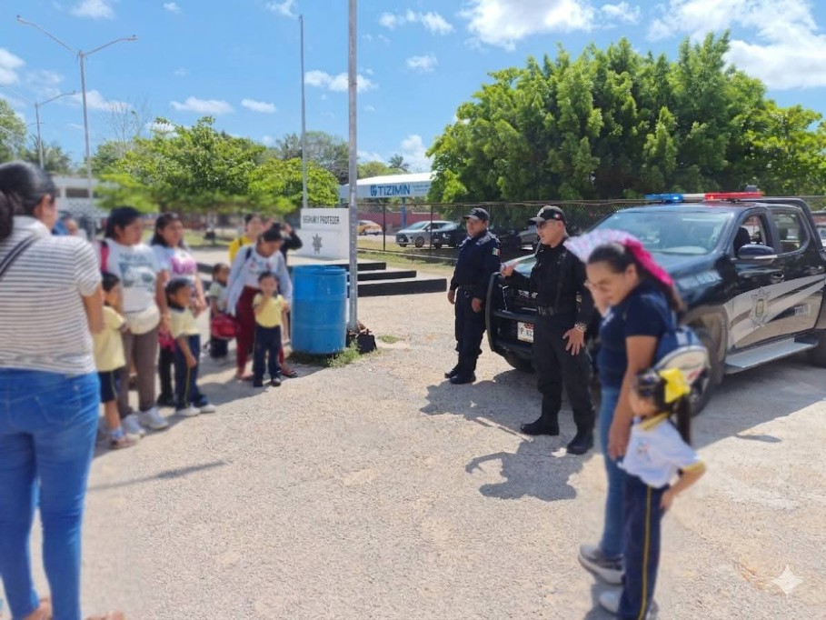 Visitan infantes el cuartel de la Policía Municipal de Tizimín