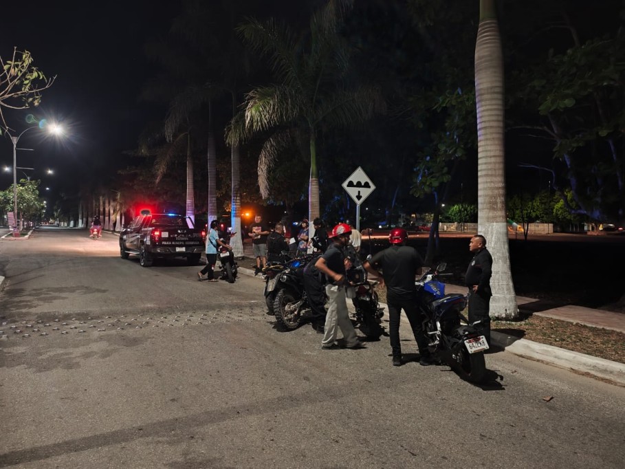Les retiene la Policía de Tizimín sus motos, por hacer acrobacias en la calle