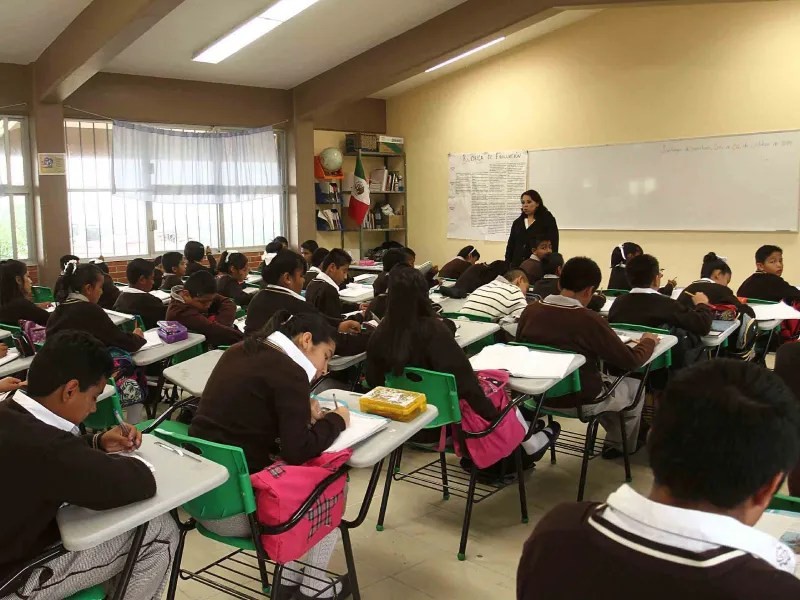 Defiende Mario Delgado ajuste al calendario, y dice que las escuelas “no son guarderías”.