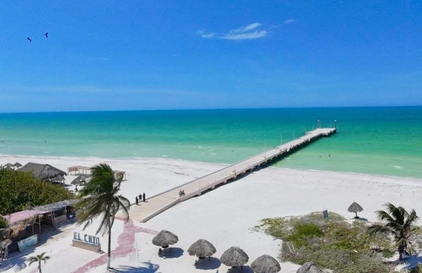 Prepara El Cuyo una jornada de limpieza de sus playas