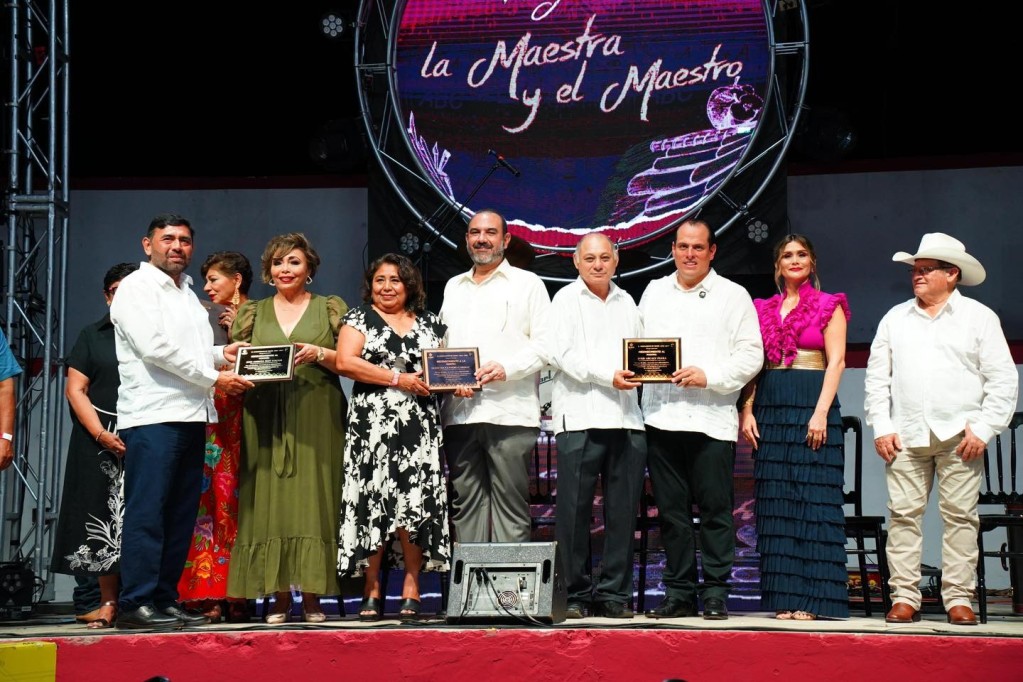 Celebran al magisterio de Tizimín y entregan reconocimientos