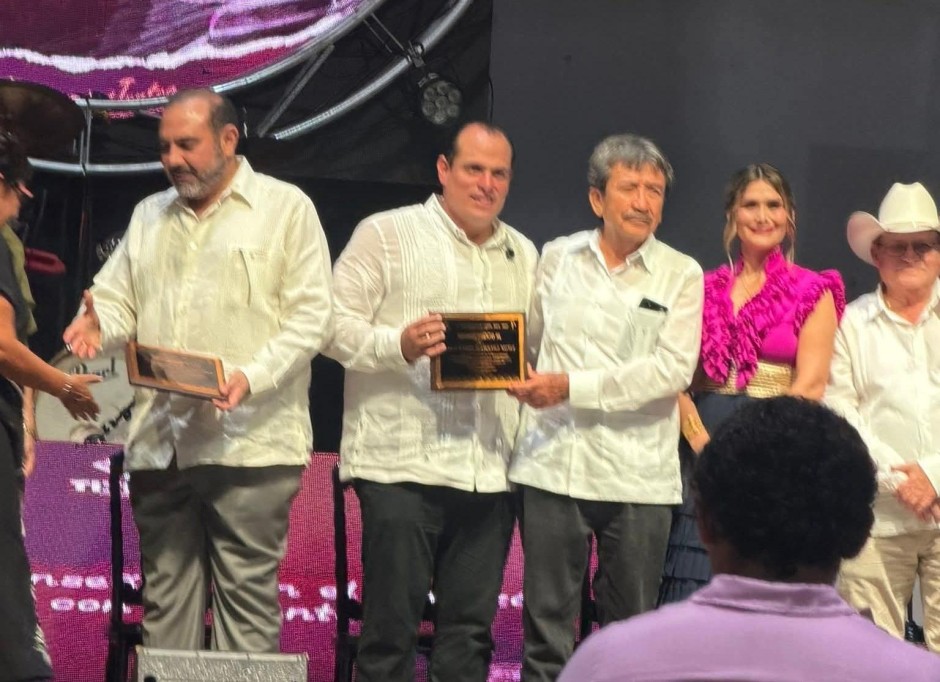 Reconocen medio siglo de vocación de maestro, en Tizimín