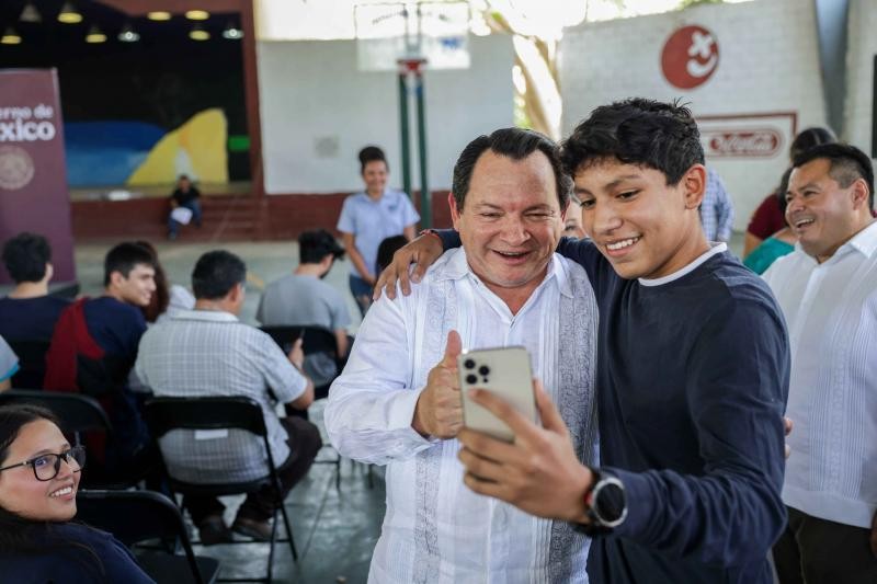 Celebró Huacho el Día del estudiante con entrega de libros