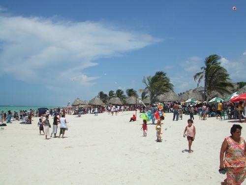 Progreso: Cientos de turistas disfrutan el calor en Puerto Progreso