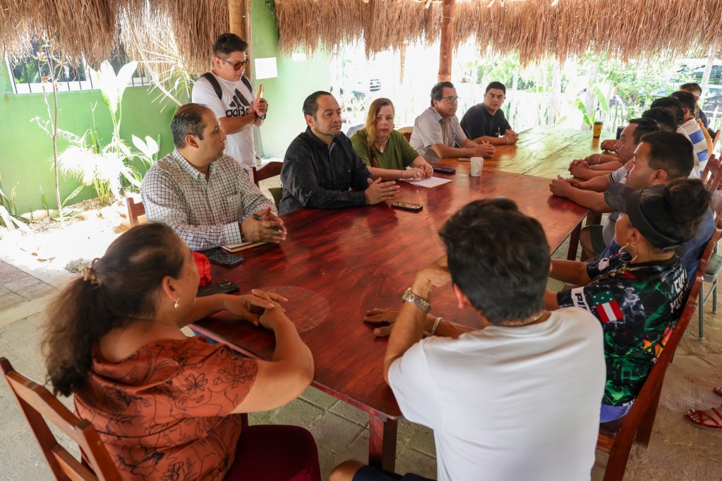 Mantienen gobierno estatal e INAH acercamiento con artesanos y guías de turistas de Chichén Itzá