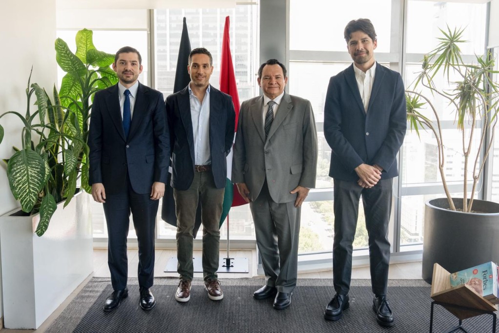 Se reúne Huacho Díaz con directivos de Kavak