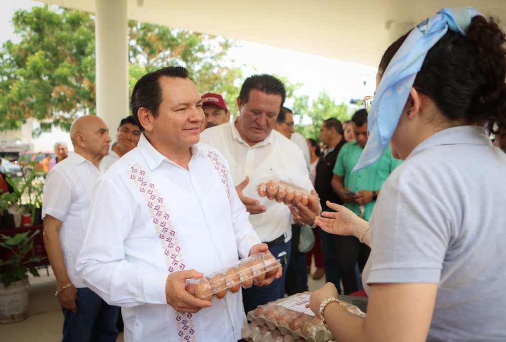 Reafirma Huacho Díaz apoyo a productores en Mercado Renacer del Campo